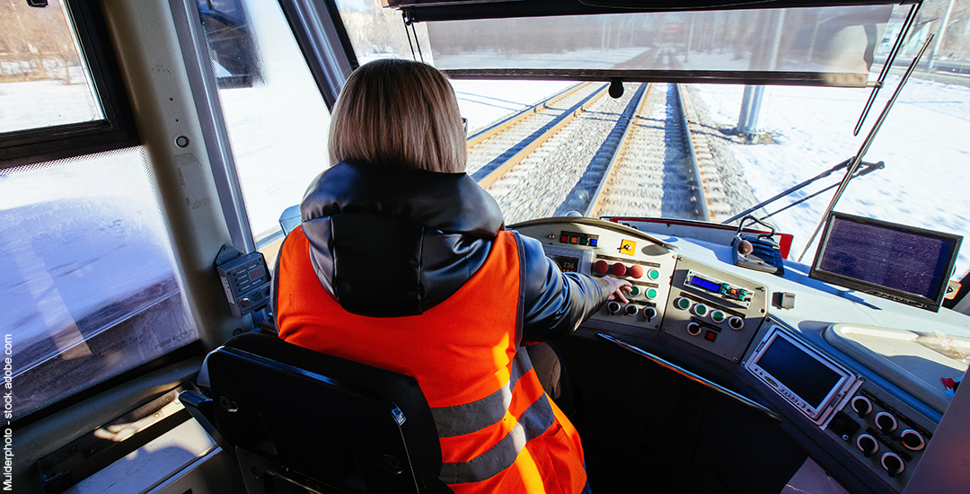 Fachkraft im Fahrbetrieb fährt mit der Straßenbahn