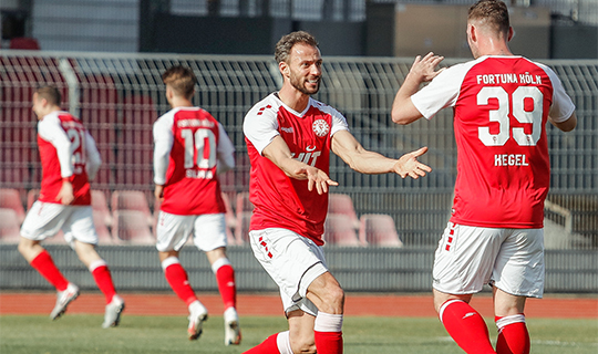 Mannschaft des Fortuna Köln auf dem Platz