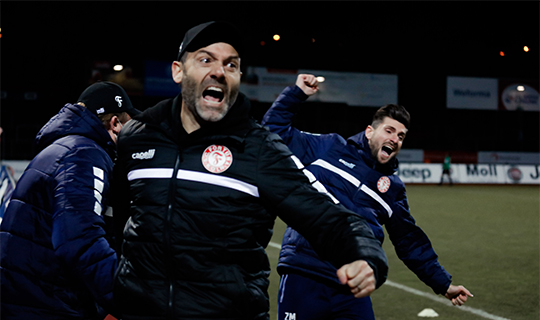 Trainerjubel während des Fortuna Köln Spiels